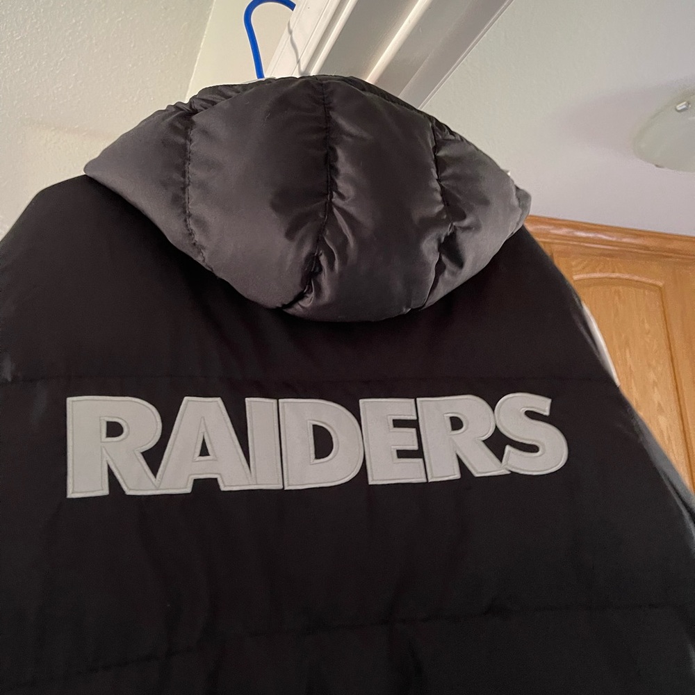 Men’s Raider Jacket has one inside pocket on right side.